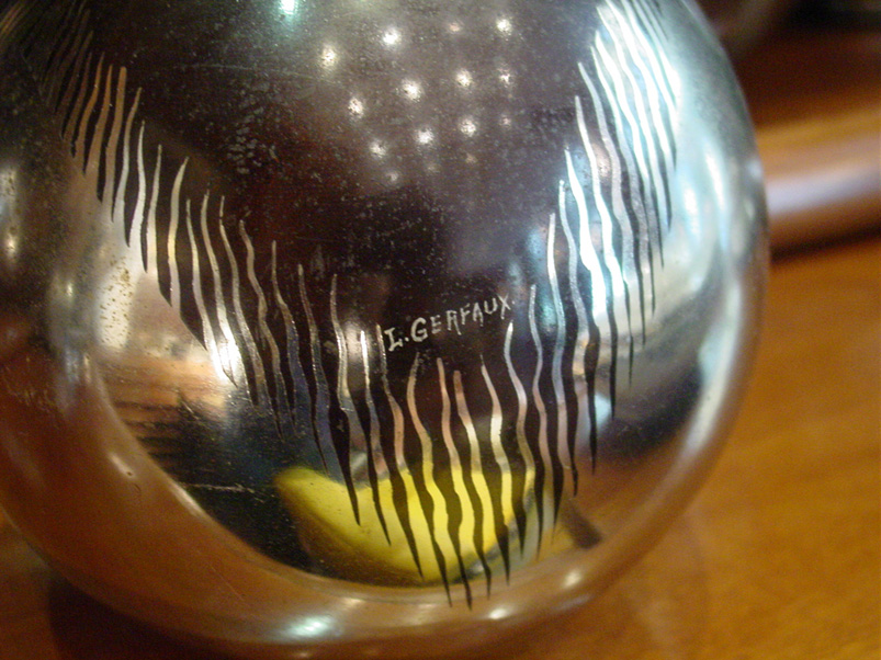 Sgard: Vaso in metallo Vintage Dinanderie sferico del XX Secolo Opera d'arte esemplare - Robertaebasta® Art Gallery opere d’arte esclusive.